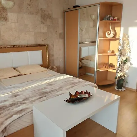 Апартамент Cozy In Sanny